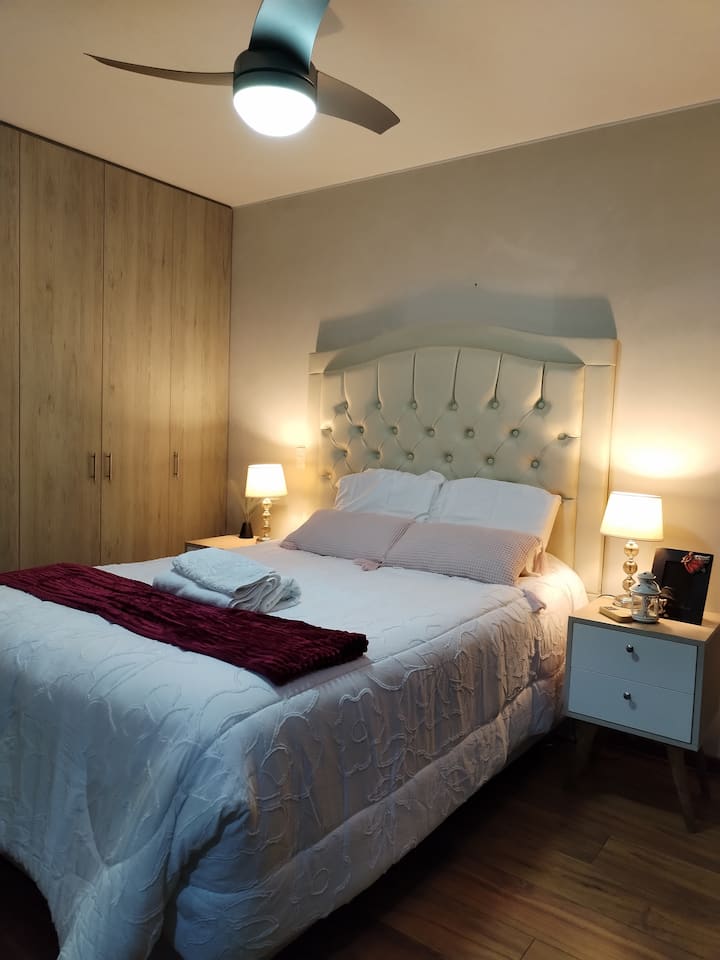 2-miestna posteľ so stropným ventilátorom s diaľkovým ovládaním. 3 rýchlosti, veľmi dobre ochladzujte miestnosť