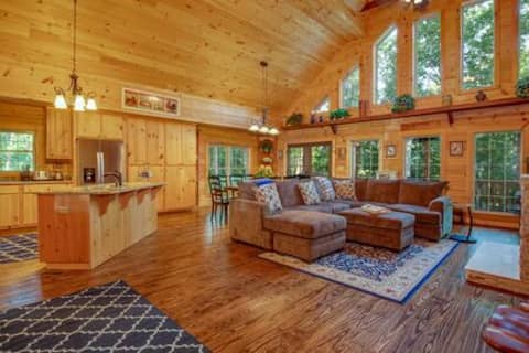 Stunning Log Home sleeps 11 on 10 quiet acres