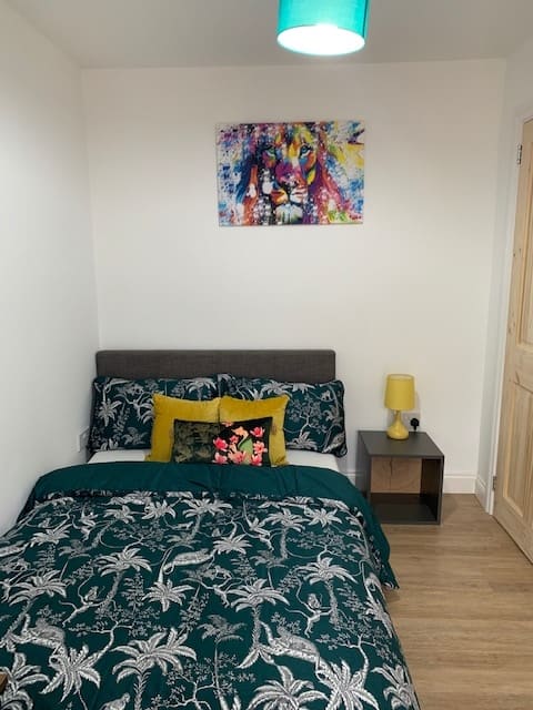 Studio annex with parking in Kempston