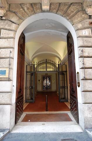 Flatinrome Termini 2 In the historical centre! gallery image 3