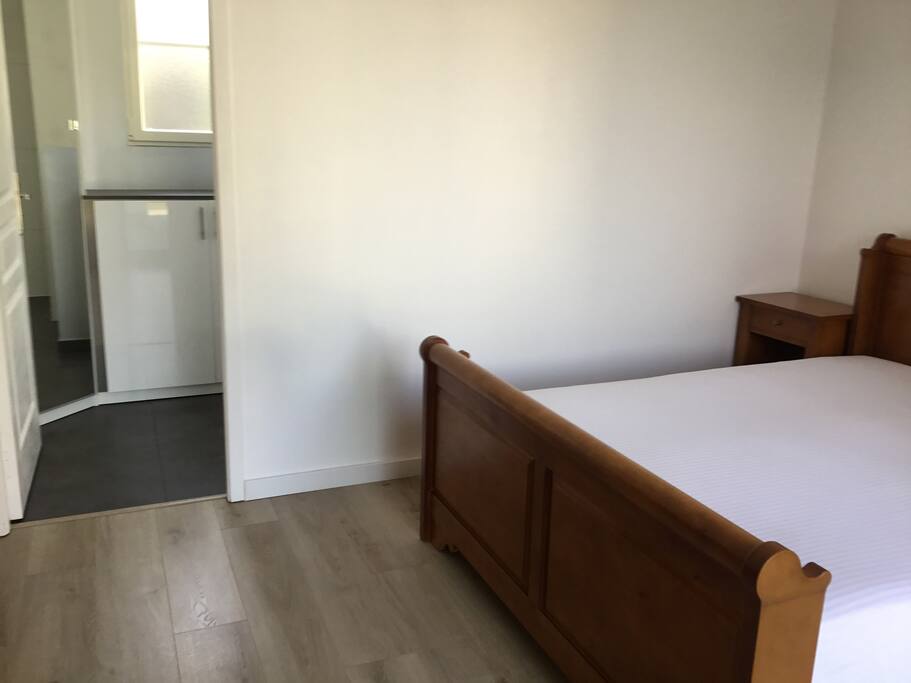 La chambre avec vue sur salle d’eau privative.