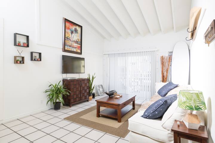 Hip, Friendly, Popular Bed & Bath - 5 Mins to SNA