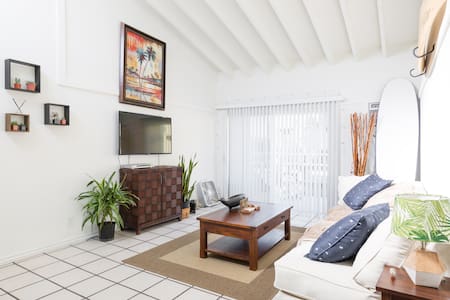 Hip, Friendly, Popular Bed & Bath - 5 Mins to SNA