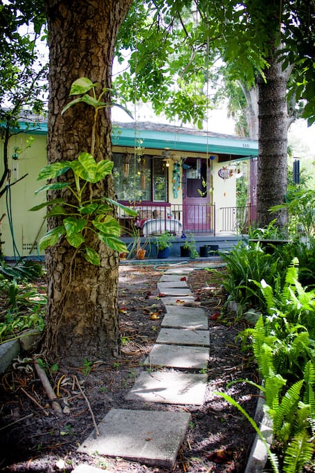A natural Florida landscape invites you in!
