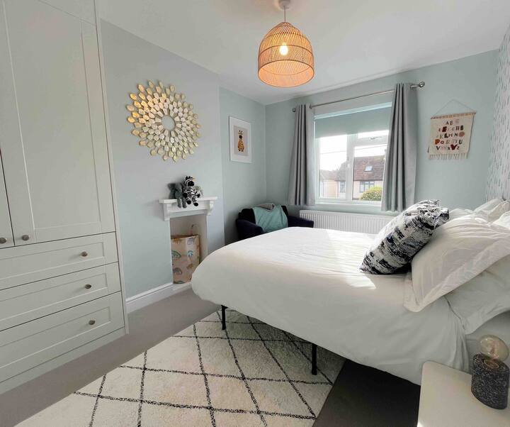 Საძინებელი ორადგილიანი საწოლით 