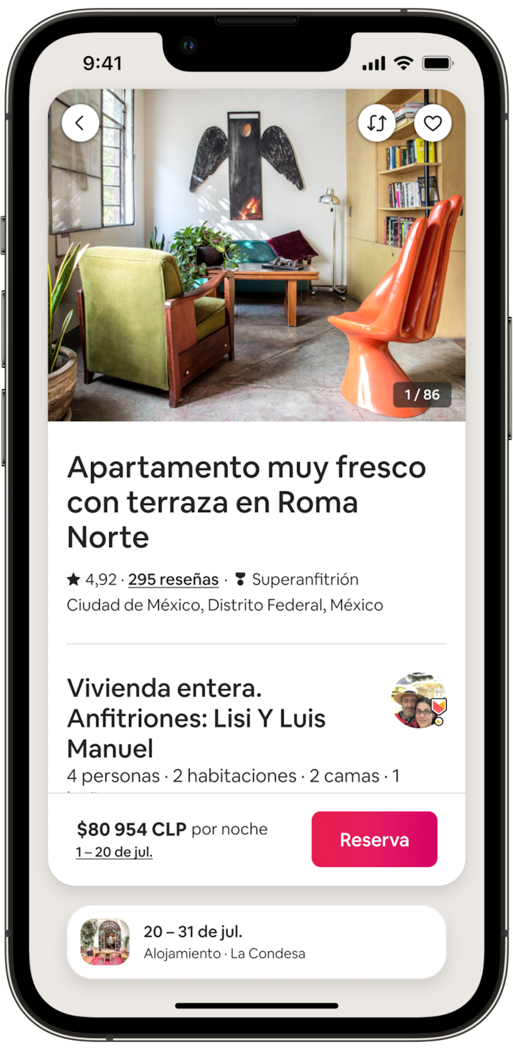 La pantalla de un celular muestra una imagen del alojamiento en Roma Norte, así como la información relevante de la reservación. En la parte inferior de la pantalla, un botón invita al huésped a reservar.