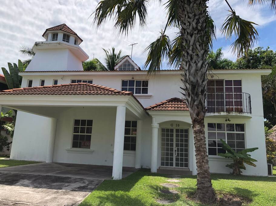 2 Car Garage in front of the house, more parking close by | Parqueo para 2 carros frente a la casa, mas parqueos cerca