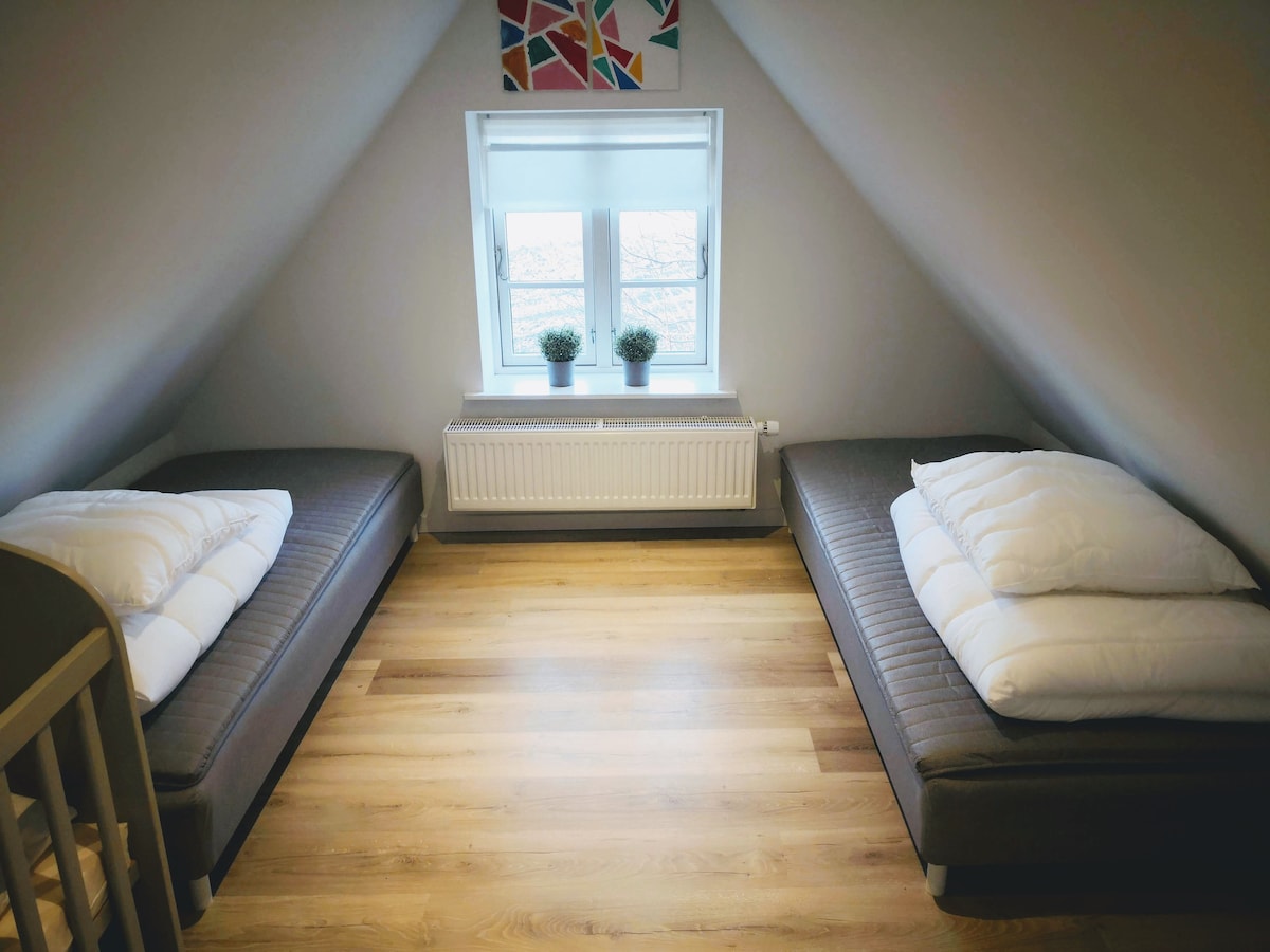 4号房，有2张床和1张婴儿床