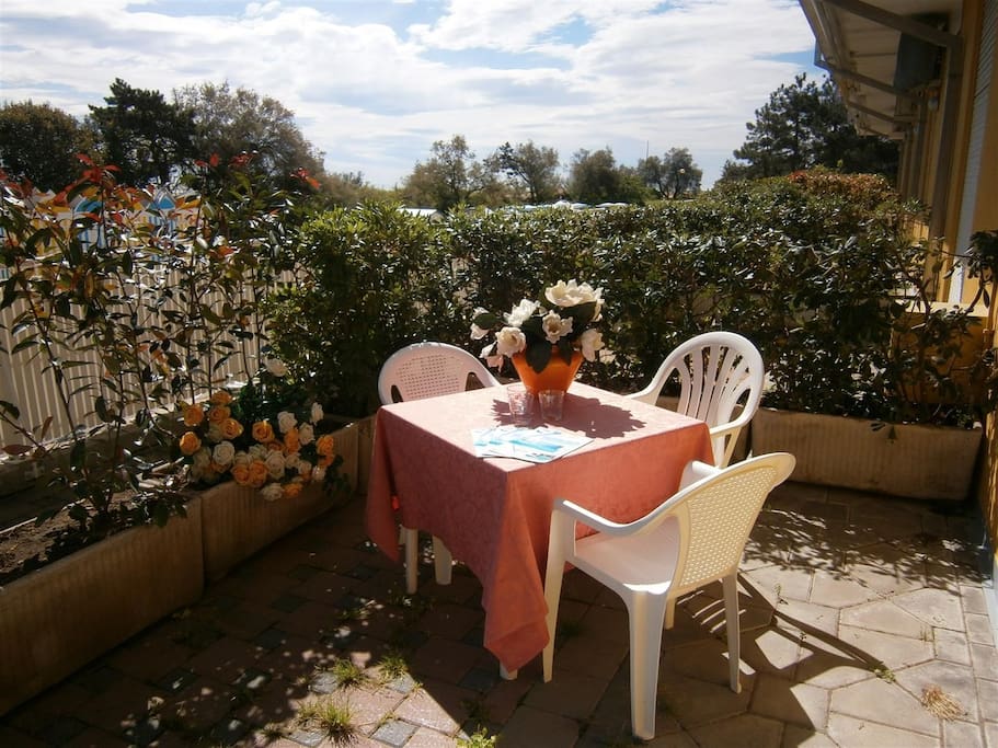 Terrasse mit Gartenmöbel