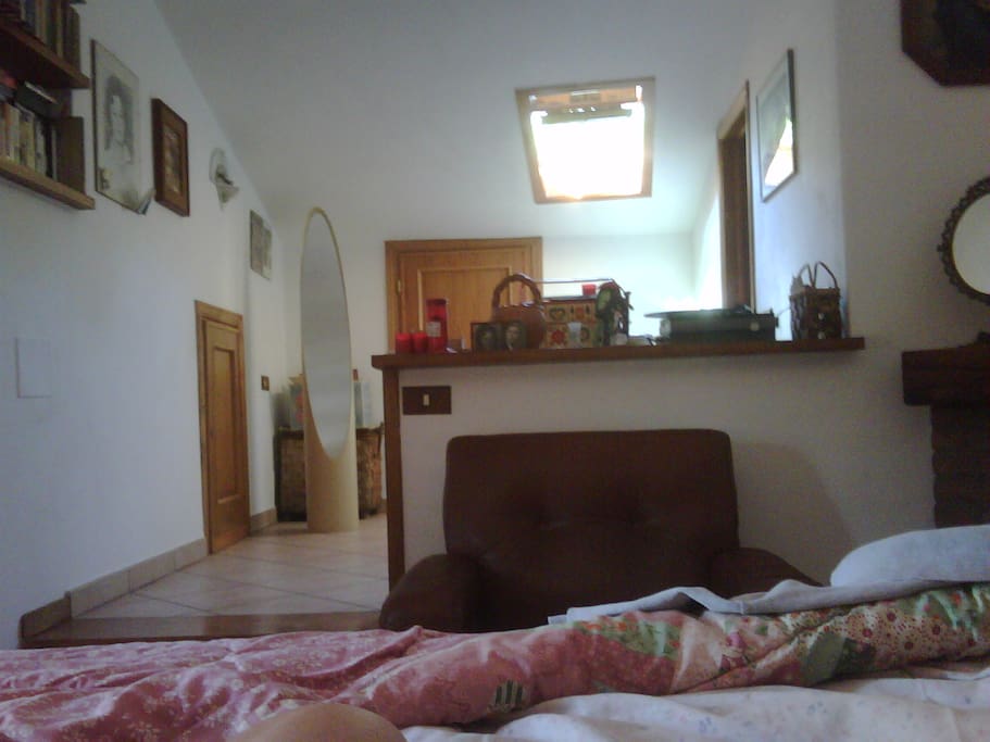 Questa è la mansarda con due posti letto e camino