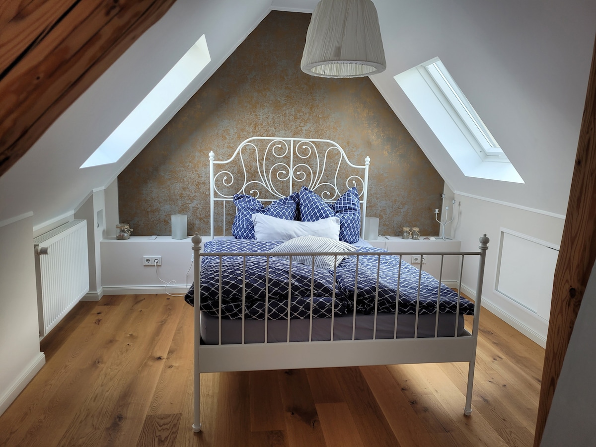 2 - ра спалня (двойно легло) на тавана с резервни възглавници. 140 м x 200 м. 