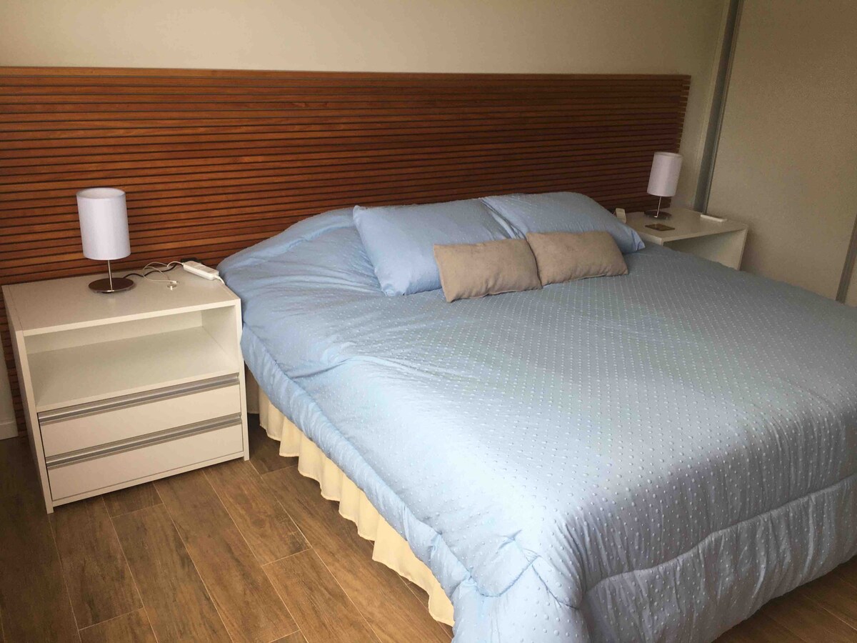 Spavaća soba 2 (na katu) - druga opcija: 2 bračna kreveta (1,8x2)
S inverterskim klima-uređajem