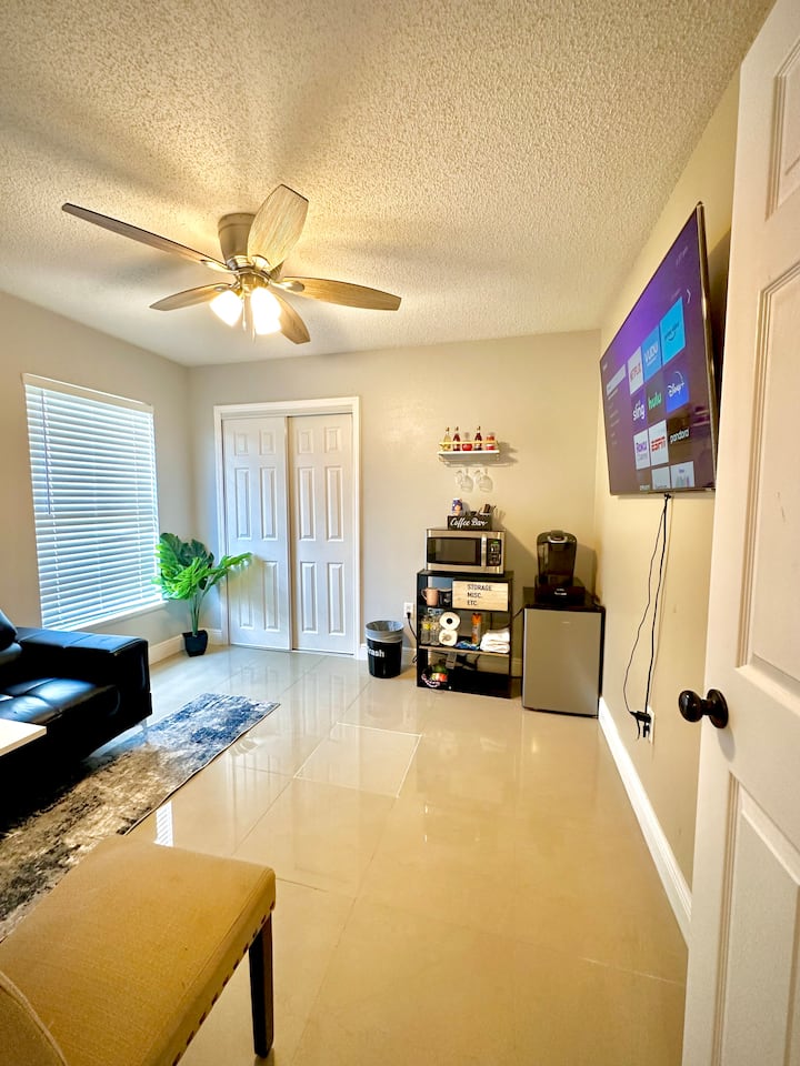 Самостоятелна стая/работно пространство с разтегателен диван