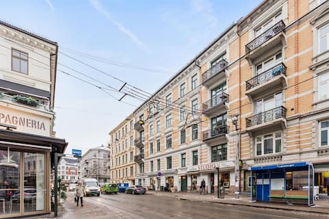 Room near Royal Palace/ walk from National Theatre