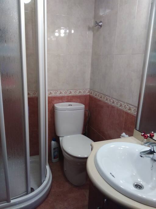 Bonito baño con ducha y armario