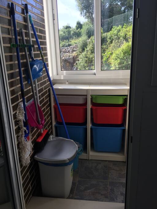 Terraza en la cocina con Zapatero y cosas de limpieza.