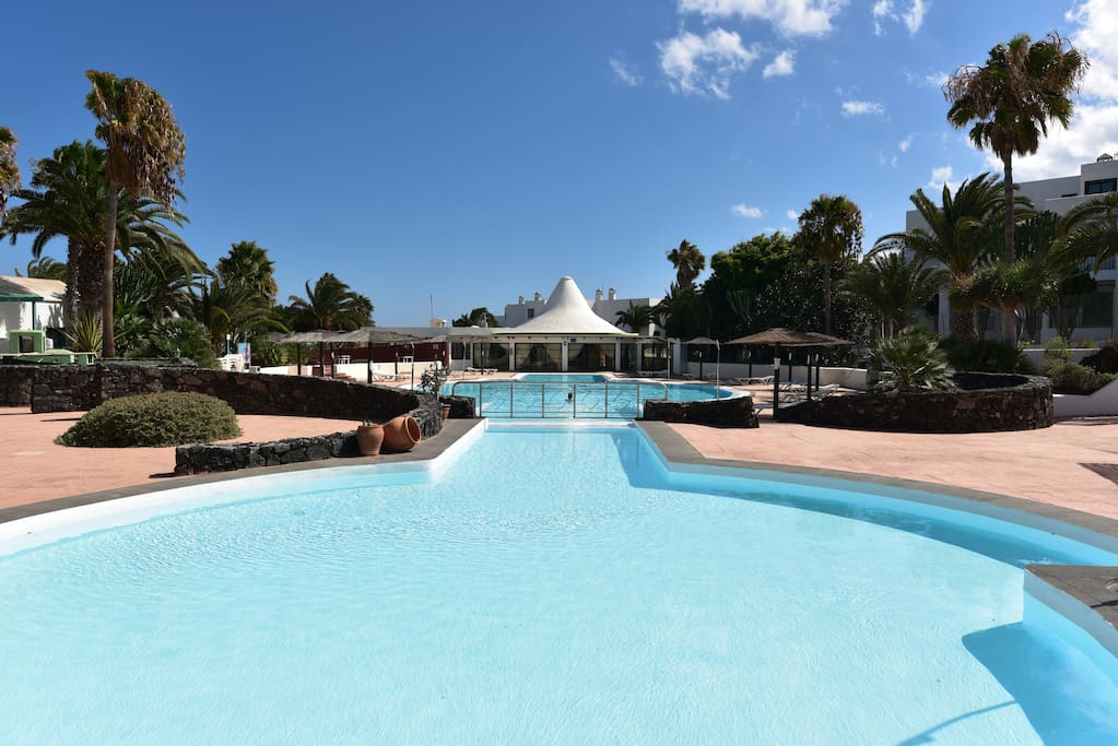 Es una piscina que tiene más de 30 metros de largo dentro de la urbanización.