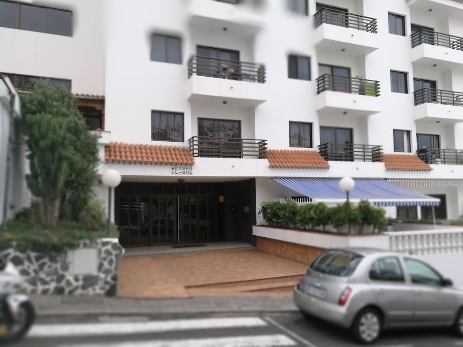 Entrada amplia al edificio
