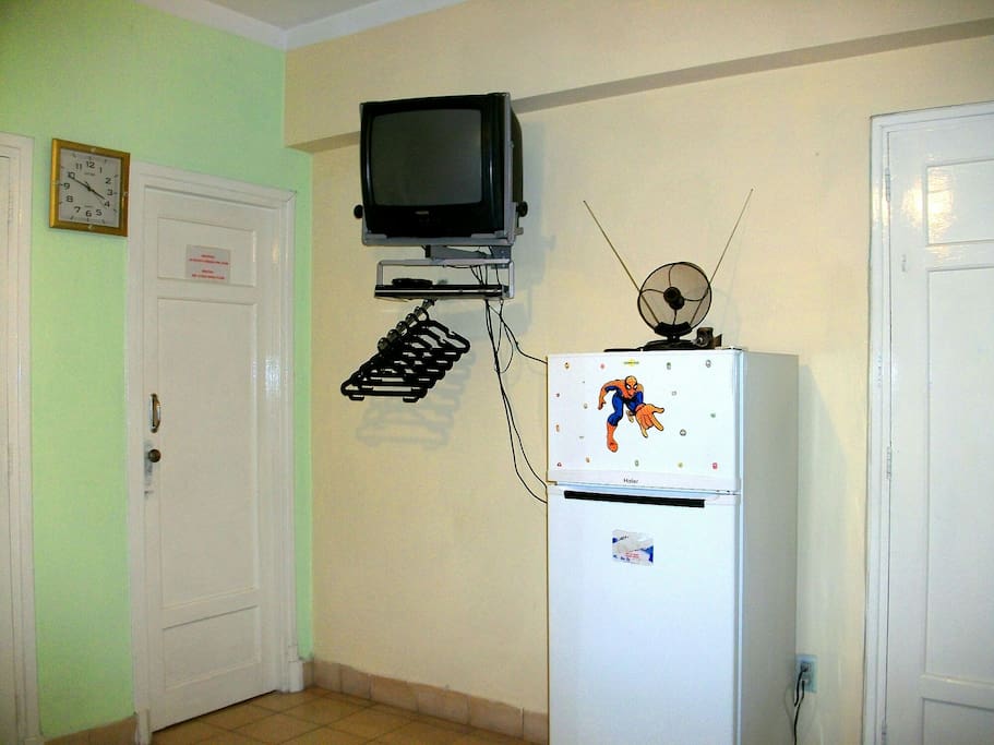Refrigerador con líquidos y televisión