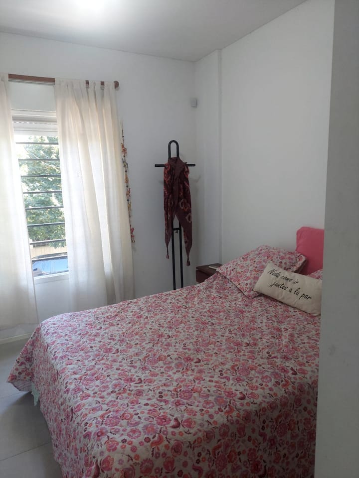 Спална соба, супер светла и пространа. Балсам за ладење/греење. Кревет 2 седишта 