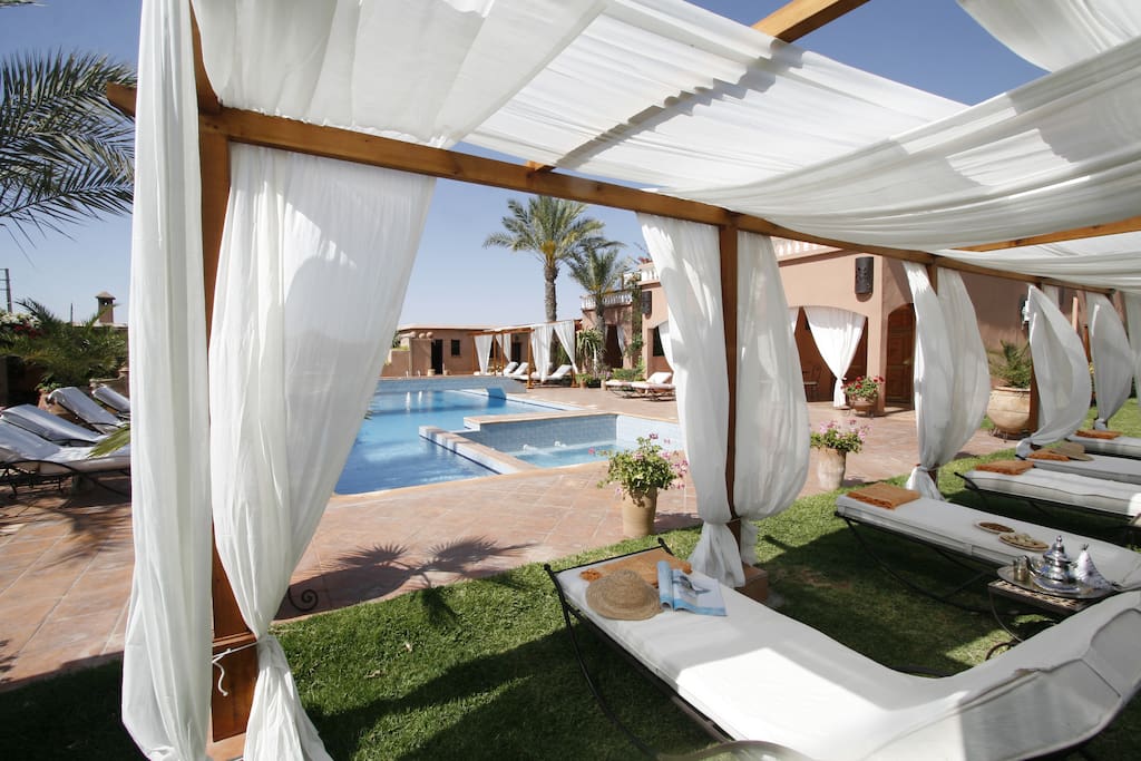 Détente au bord de la piscine