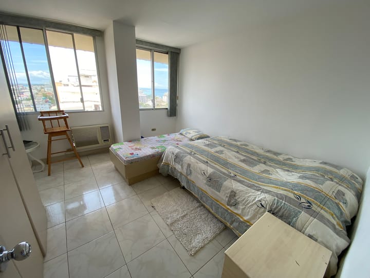 Спалня №3 с двойно легло и отделно ниско легло за деца. Разполага с климатик с прозорец, 24 000 BTU и самостоятелна баня с душ и топла вода. 