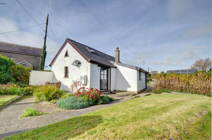 Bwthyn-Y-Gorwel,Romantic  cottage .Pembrokeshire
