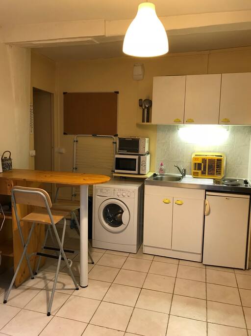 le coin cuisine avec lave linge