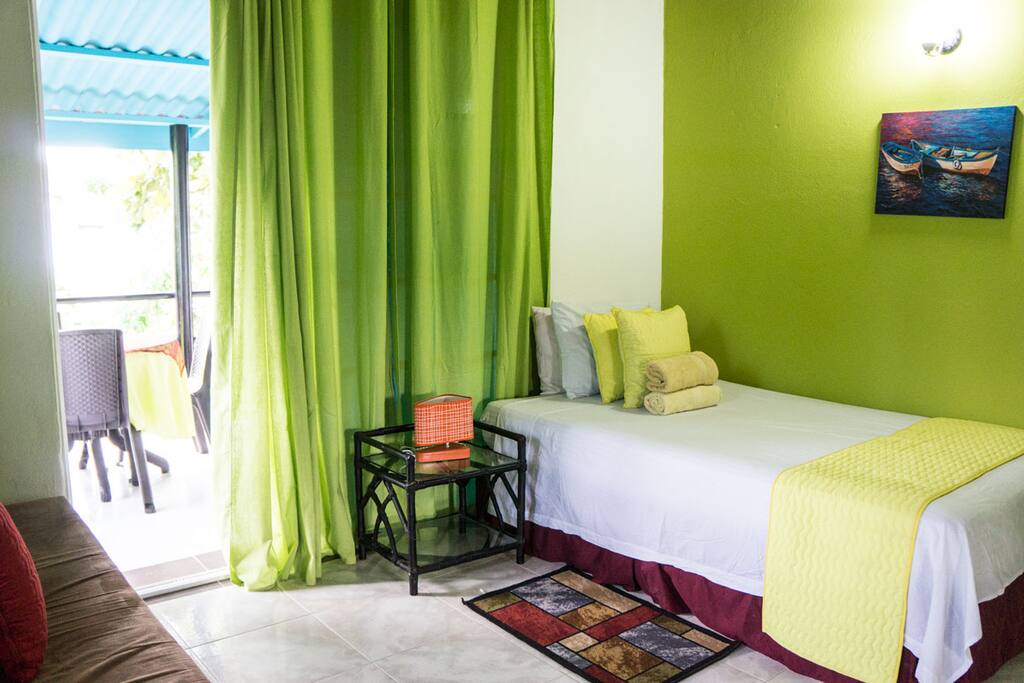 habitación principal cama doble con tv aire nevera