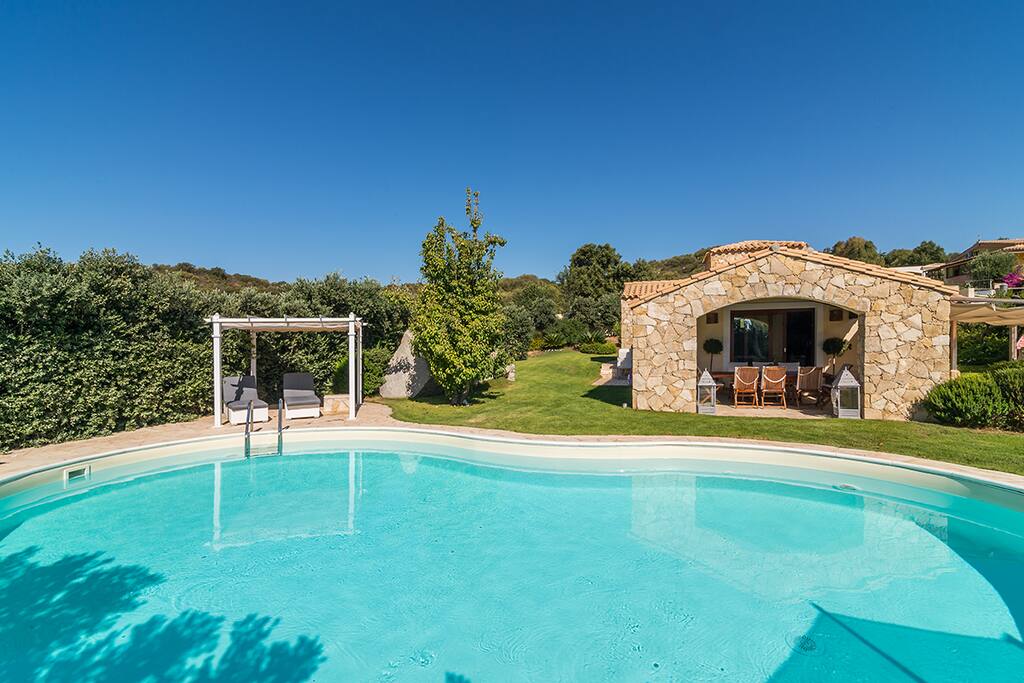 panoramica piscina e giardino