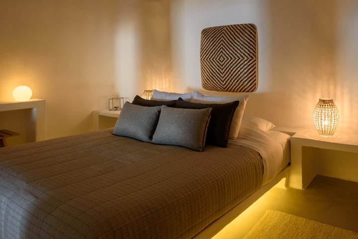 غرفة نوم أولى بسرير بمقاس كبير