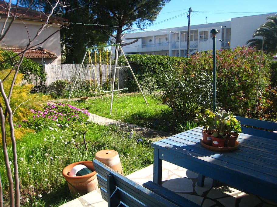 Le jardin et les balançoires
