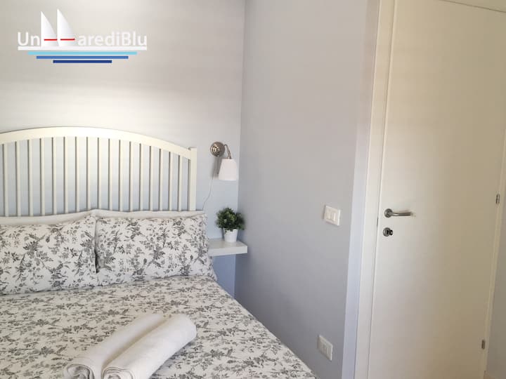 Спалня на първия етаж с изглед към морето