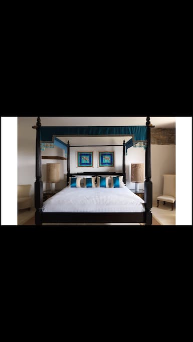 Elegant & spacious Kingsize, four poster bed with lovely linens.