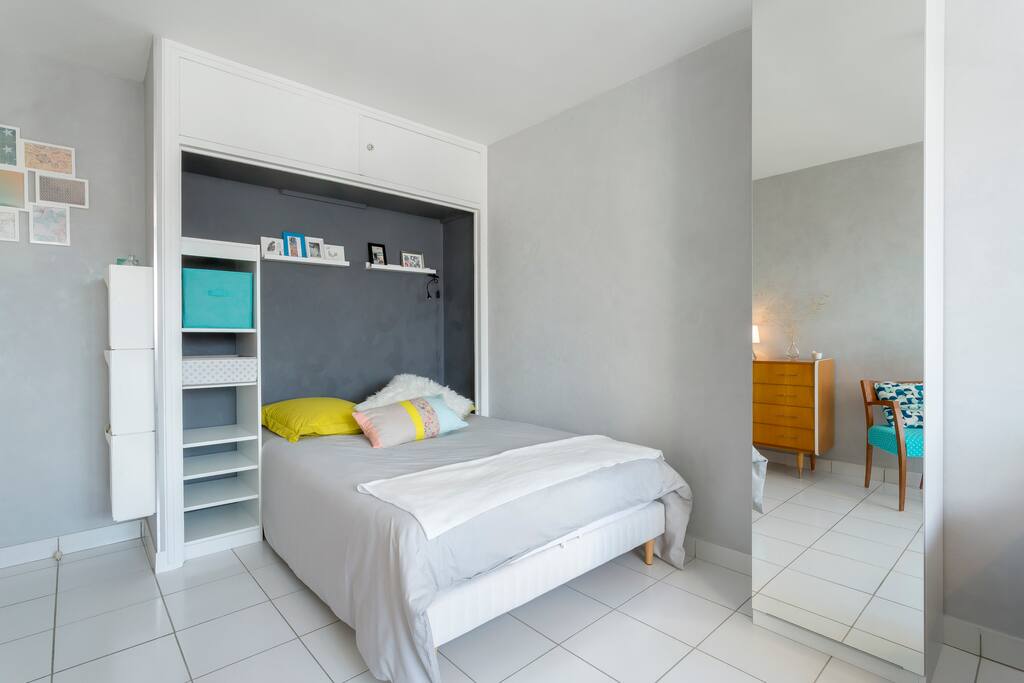 Chambre avec lit 2 places, commode et penderie
Bedroom with bed 140x200 cm, cupboard and a closet
