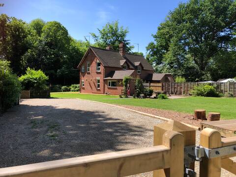 Cottage, Poole Dorset with Optional Hot tub.