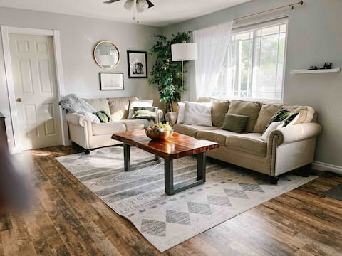 Cute & remodeled house in a calm neighborhood