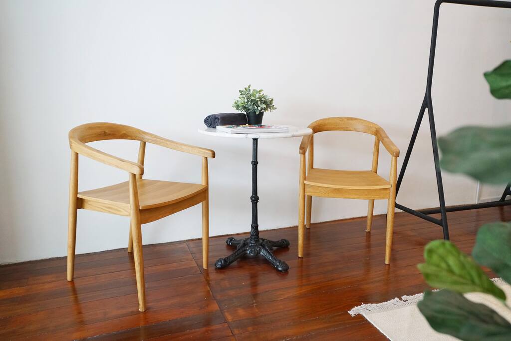 Minimalist vibes at your own little work corner for any daily musings and fashion-blogging ;)
