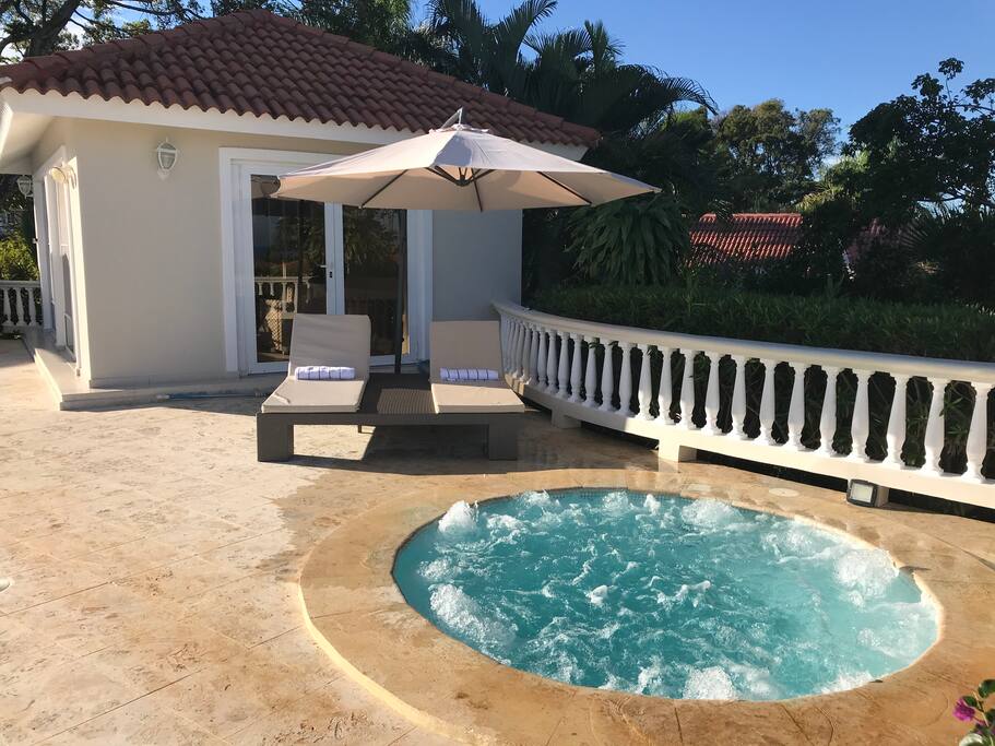 6 person jacuzzi