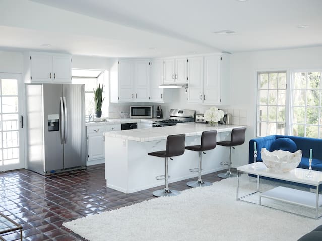 Top Floor.10% OFF! No shared walls!Super Bright.