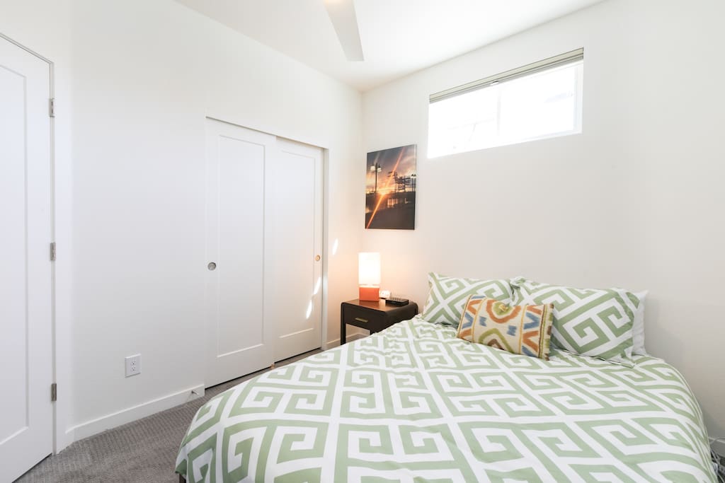 Bedroom w/closet.