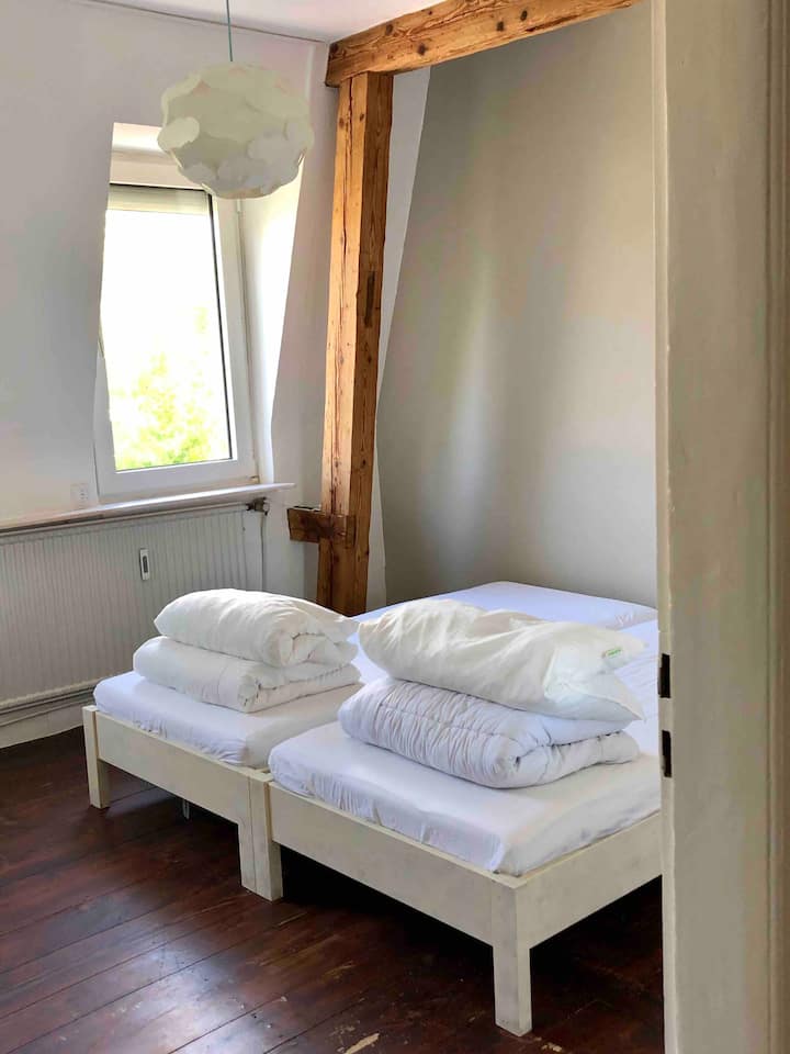 Spálňa č. 1 s dvoma samostatnými lôžkami, každé 90 × 2 m, dve okná zatemnené elektrickými okenicami