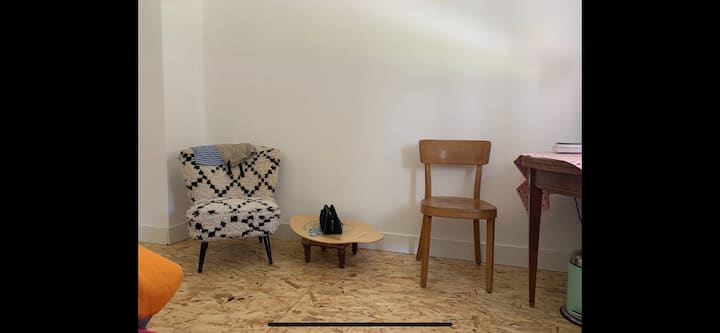 Chambre Calme Et Rénovée Dans Appartement Modeste - Besançon