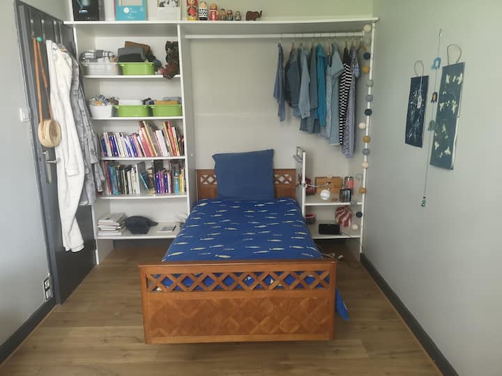 Dhoma e gjumit 2
(ky është apartamenti në të cilin jetojmë, kështu që ka sendet tona që i japim hua gjatë mungesave tona në mënyrë që ta përdorësh me respekt) 