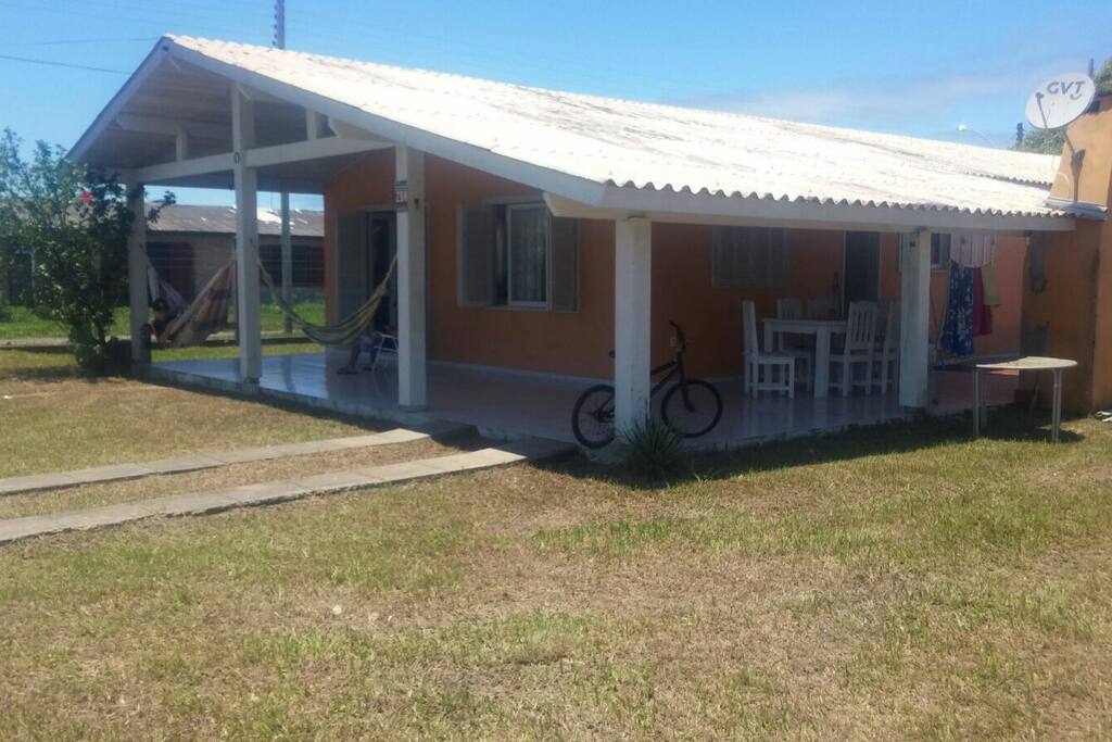 Garagem para 2 carros, pátio com 400M2!