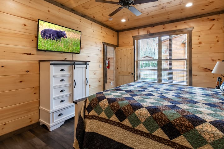 ห้องนอนชั้นล่าง #1 พร้อมทีวีและที่เก็บของขนาดเล็กเพิ่มเติม