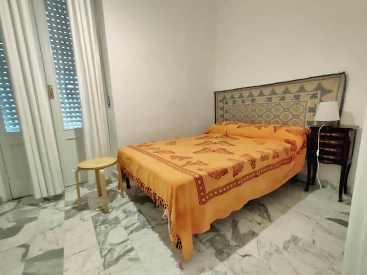 Schlafzimmer mit französischem Bett