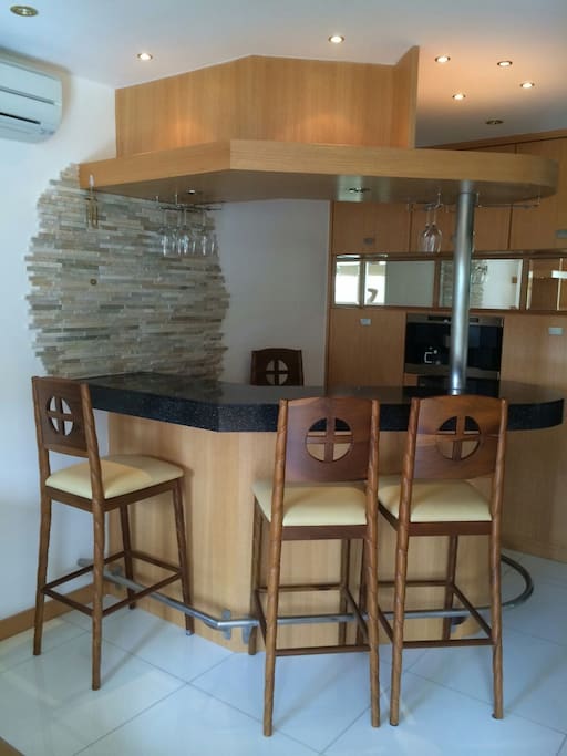Bar/breakfast nook