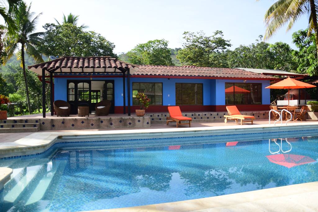 Frente de la Casa Principal