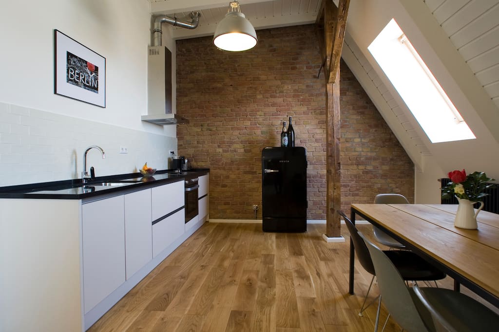 Fully-fitted kitchen with dishwasher